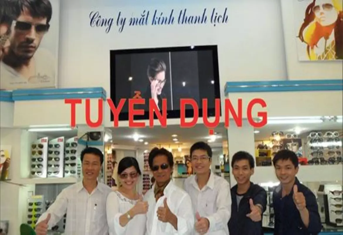 Nhân viên bán hàng showroom